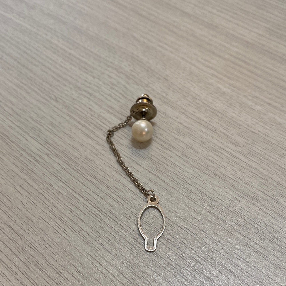Pearl tie tac